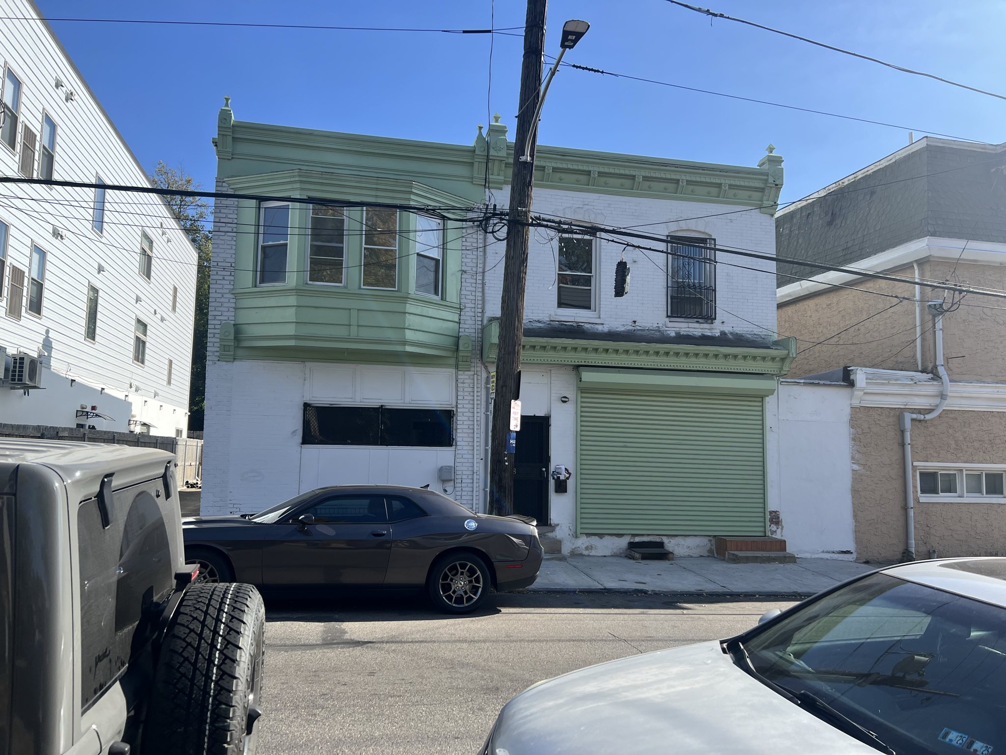 346 W QUEEN LN — photo 2