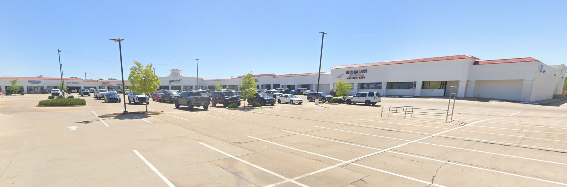 Kelly Plaza | 800-828 W Edmond Rd — photo 3