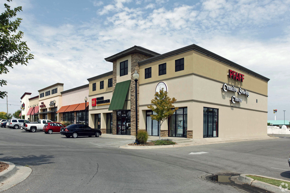 Moore Town Center | 725-949 SW 25th St — photo 3